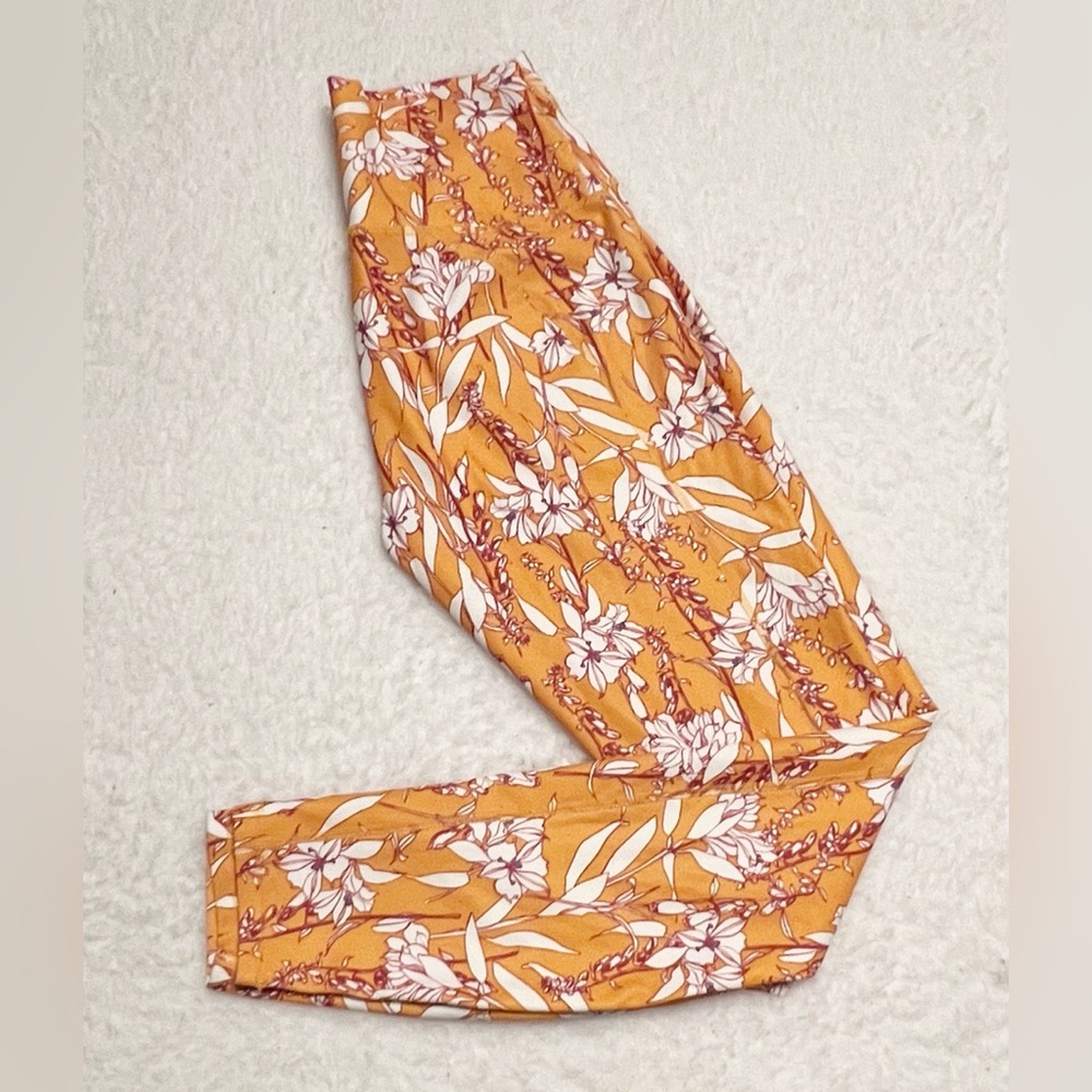 Fabletics NWT XS High-Waisted Fold Over PowerHold 7/8 Legging in Poetic Posy - Picture 4 of 7